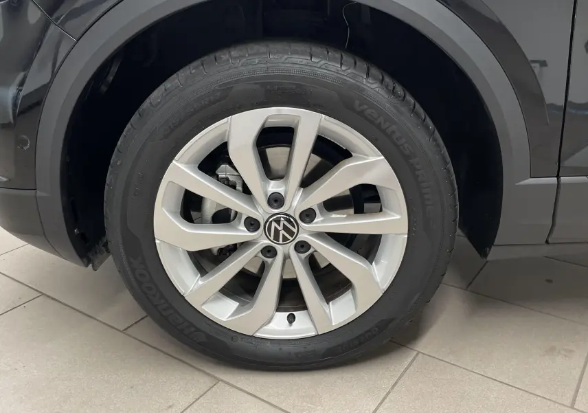 Gros plan sur la jante alliage 17'' Johannesburg d'un Volkswagen T-Roc noir intense nacré, côté avant droit.