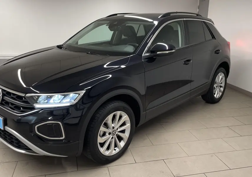 Volkswagen T-Roc noir intense nacré vu de 3/4 avant droit avec jantes alliage 17'' Johannesburg et caméra de recul.