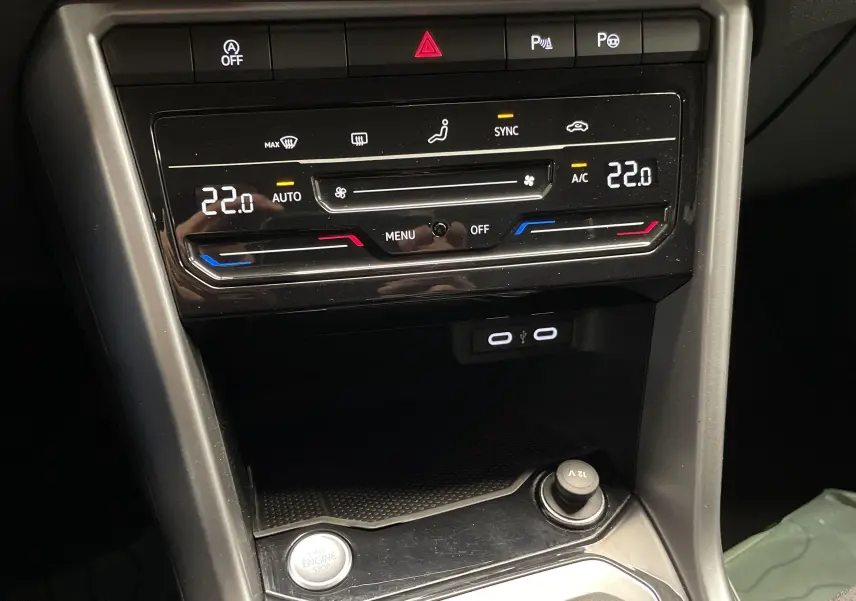 Détail de la console centrale du Volkswagen T-Roc 1.5 TSI 150 DSG7 LIFE avec climatisation digitale et ports USB-C.