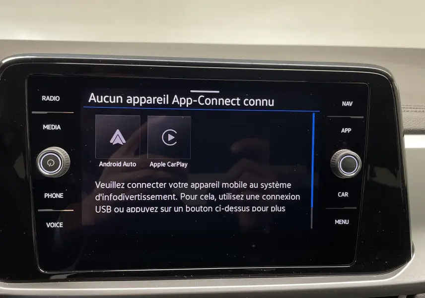 Écran tactile central du Volkswagen T-Roc 2024 affichant l'interface App-Connect sans appareil connecté.