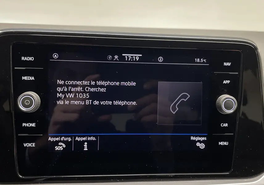 Écran tactile central du Volkswagen T-Roc 2024 affichant les instructions de connexion Bluetooth en intérieur beige.
