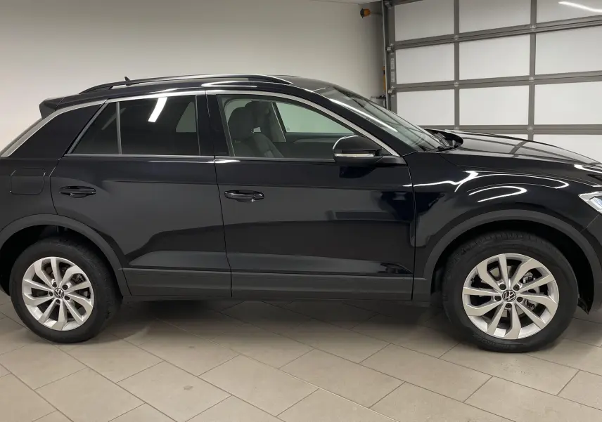 Volkswagen T-Roc 2024 noir intense nacré vu de profil côté gauche avec jantes alliage 17'' Johannesburg.