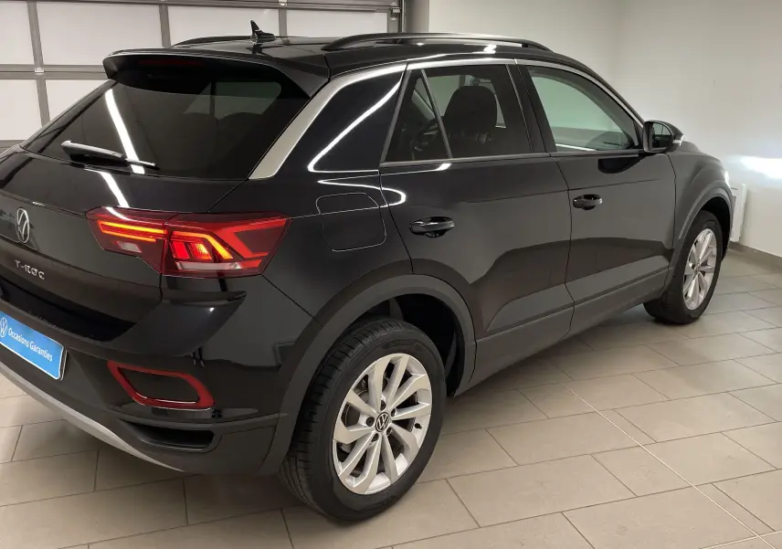 Volkswagen T-Roc noir nacré vu en 3/4 arrière droit avec jantes alliage 17 pouces Johannesburg et caméra de recul.