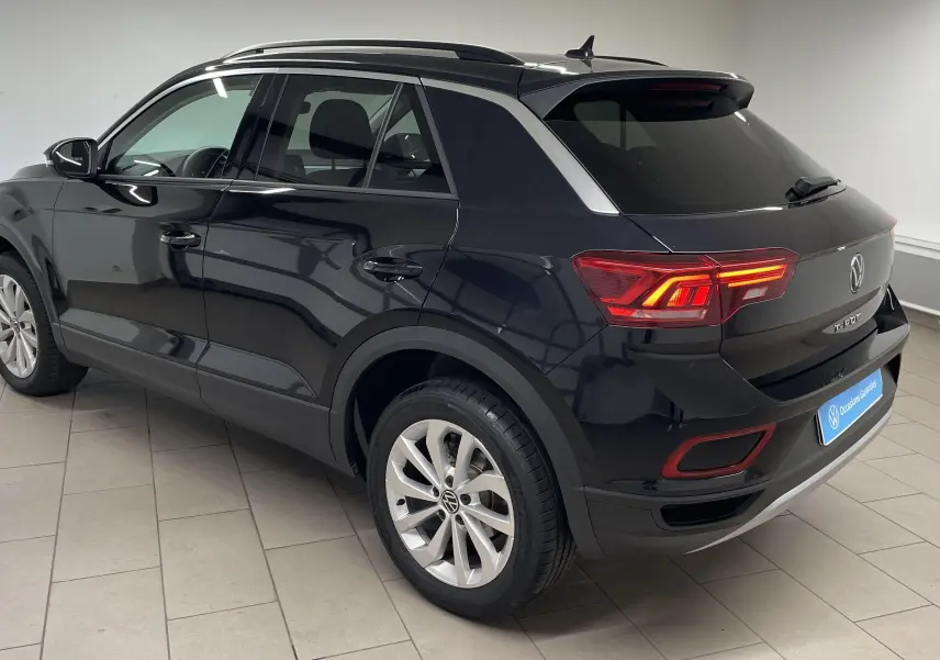 Volkswagen T-Roc noir intense nacré vu de trois quarts arrière droit avec jantes alliage 17 pouces Johannesburg.