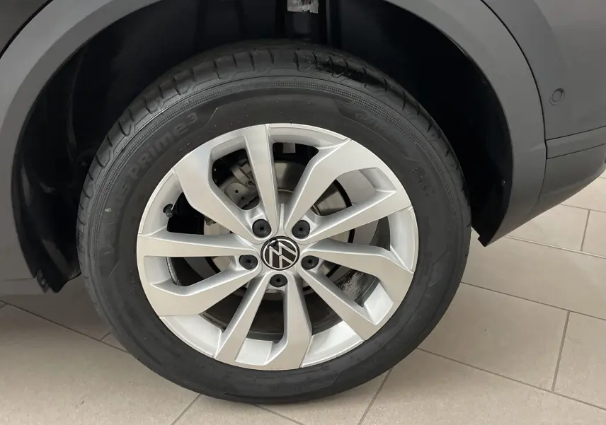 Gros plan sur la jante alliage 17'' Johannesburg du côté arrière droit d'un Volkswagen T-Roc noir intense nacré.