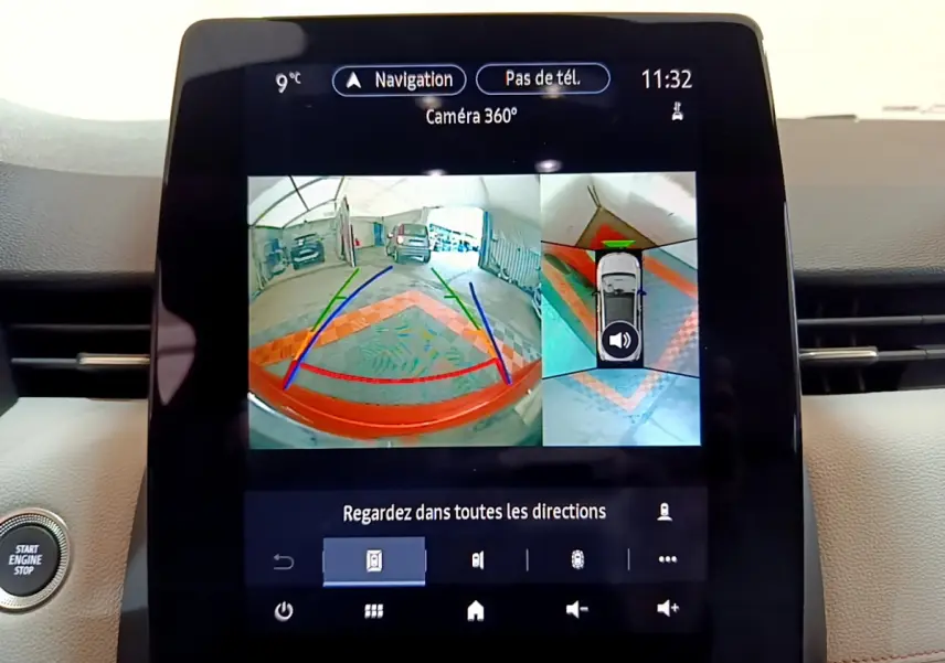 Écran tactile central affichant la caméra 360° du tableau de bord d'une Renault Clio orange, version Initiale Paris E-TECH 140.