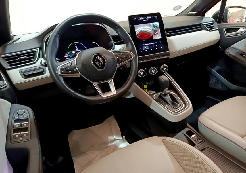 Intérieur Renault Clio Initiale Paris E-TECH 140 2021, vue cockpit côté conducteur, écran tactile vertical et volant cuir.