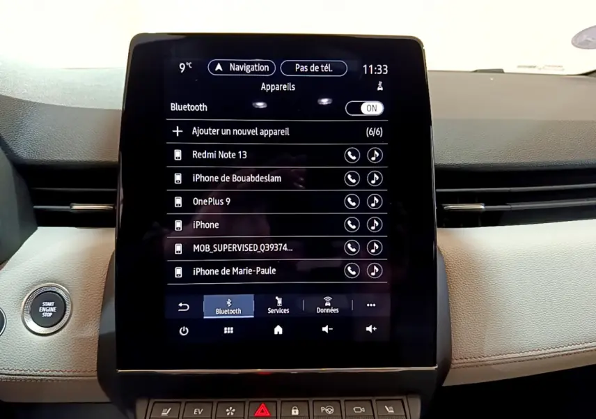 Écran tactile central affichant menu Bluetooth dans Renault Clio Initiale Paris 2021, vue de face intérieur beige.
