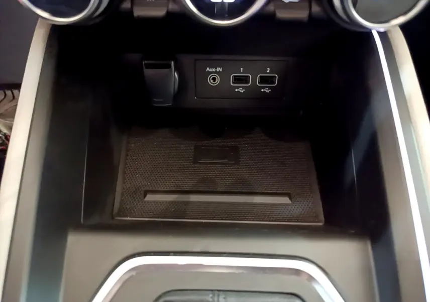 Vue rapprochée de la console centrale noire de la Renault Clio Initiale Paris 2021 avec ports USB et prise Aux-IN.