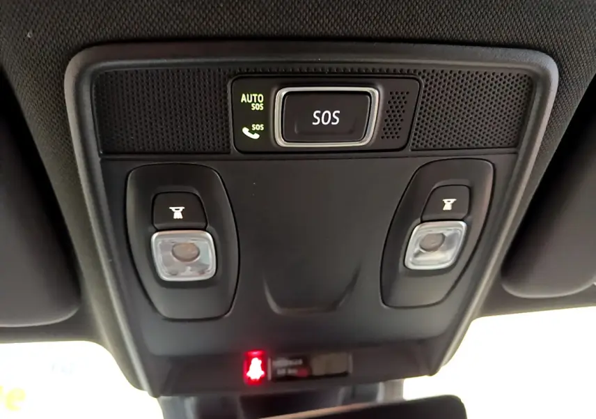 Vue en gros plan du plafonnier intérieur noir avec bouton SOS et éclairages de lecture dans une Renault Clio Initiale Paris orange 2021.
