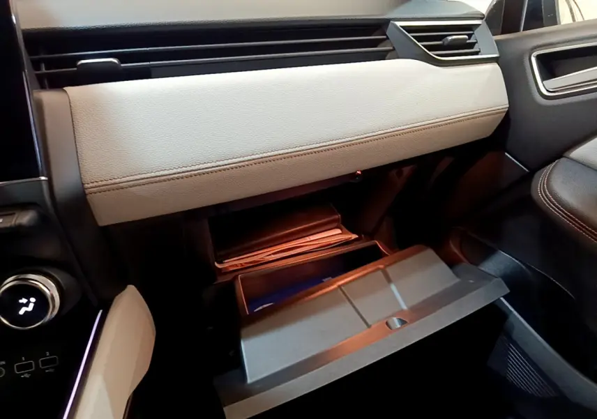 Intérieur de la Renault Clio Initiale Paris 2021, vue du côté passager avec boîte à gants ouverte et tableau de bord beige.