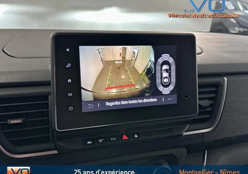 Écran central du Renault Trafic Fourgon 2025 montrant la caméra de recul avec guidage de trajectoire en intérieur gris.