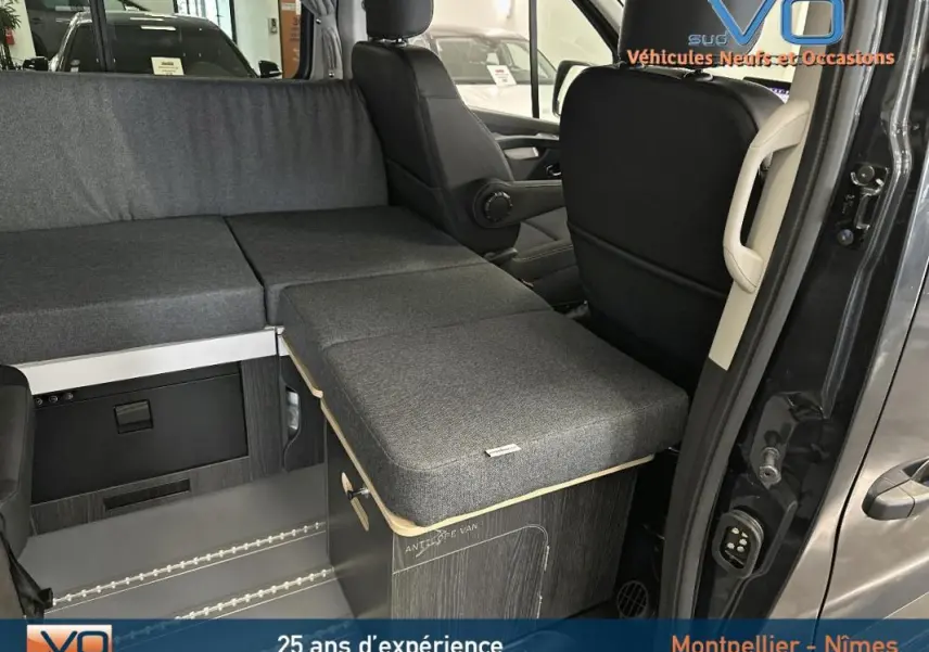 Vue intérieure côté droit du Renault Trafic Fourgon gris 2025, montrant l'aménagement banquette et coffre Antilopevan Flex Plus.