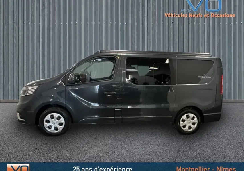 Profil côté gauche du Renault Trafic Fourgon gris 2025 Antilopevan Flex Plus avec vitres surteintées et jantes acier.