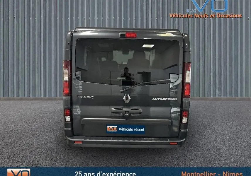 Vue arrière d'un Renault Trafic Fourgon gris avec vitres surteintées et logo Antilopevan visible.