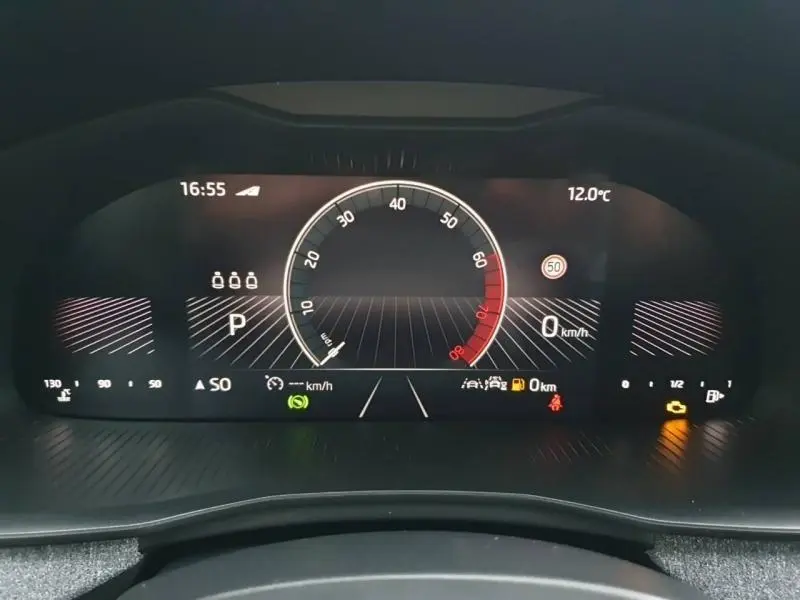 Vue rapprochée du tableau de bord numérique du Skoda Kamiq 2025, affichage clair avec vitesse à 0 km/h et température extérieure 12°C.