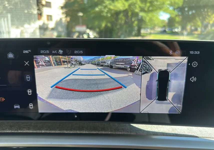Affichage écran caméra 360° et recul du Peugeot 5008 gris Artense, vue arrière et dessus du véhicule en stationnement.