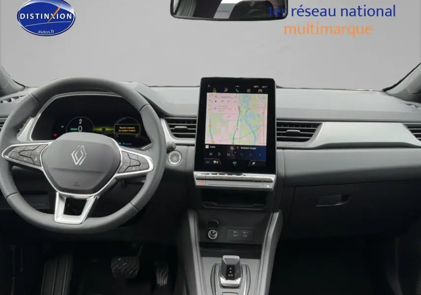 Vue intérieure avant du tableau de bord gris clair et noir du Renault Captur 1.8 e-tech avec écran tactile vertical et volant multifonction.