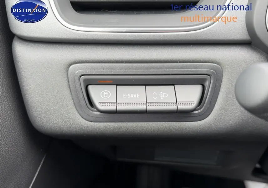 Boutons de commande E-SAVE et réglage des phares sur le tableau de bord d'une Renault Captur 2026 toit noir.