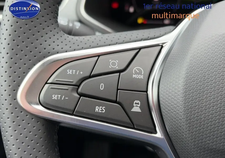 Gros plan sur les commandes noires du volant multifonction perforé du Renault Captur 2026 finition Techno.