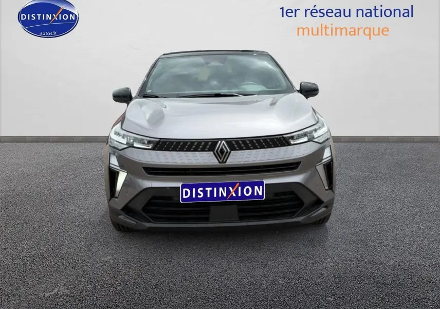 Vue avant d'un Renault Captur 1.8 e-tech full hybrid 160 en gris Cassiope avec toit noir, calandre moderne et phares LED.