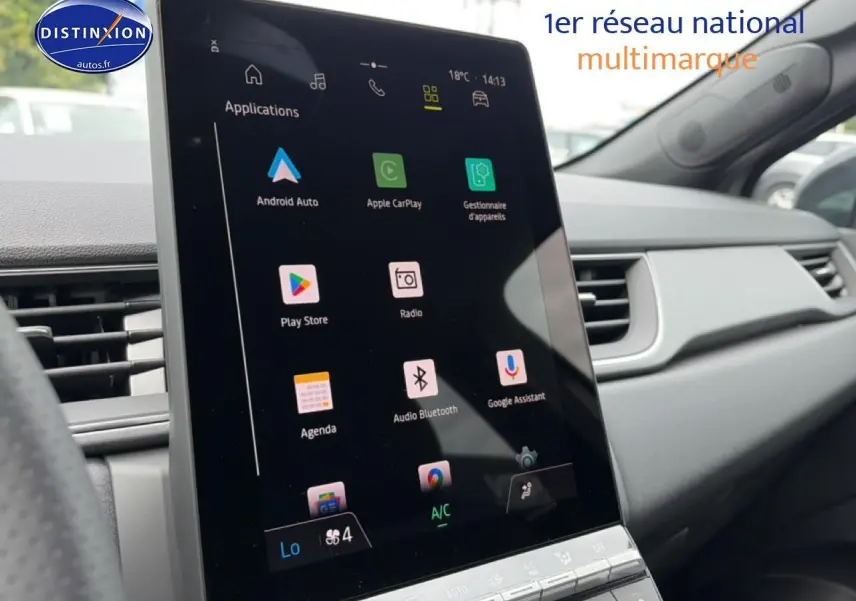 Vue intérieure du tableau de bord du Renault Captur 2026 avec écran tactile central et volant multifonction noir.