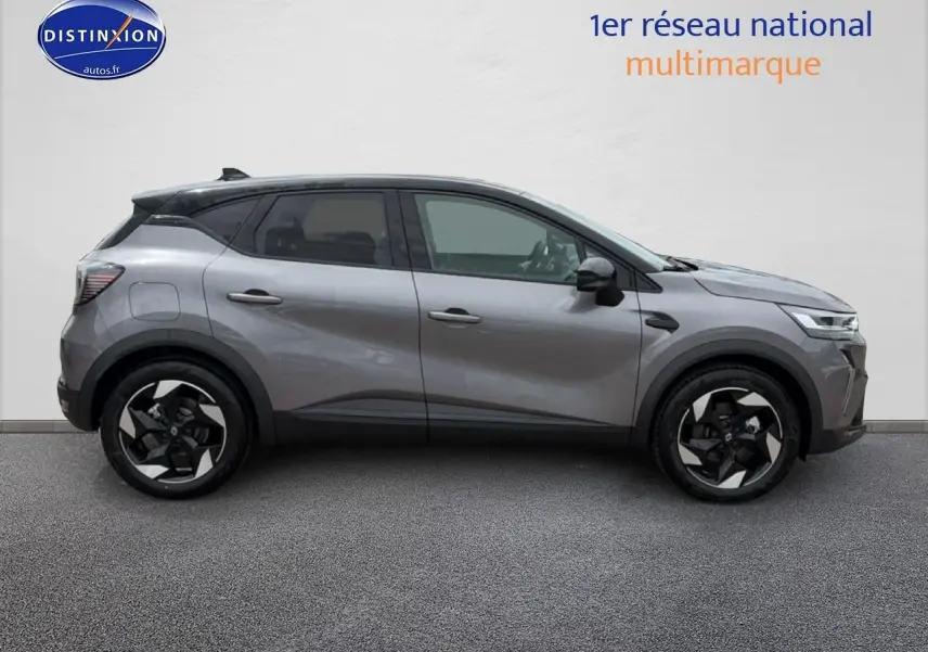 Profil droit du Renault Captur 2026 gris Cassiope avec toit noir et jantes alu au design moderne.