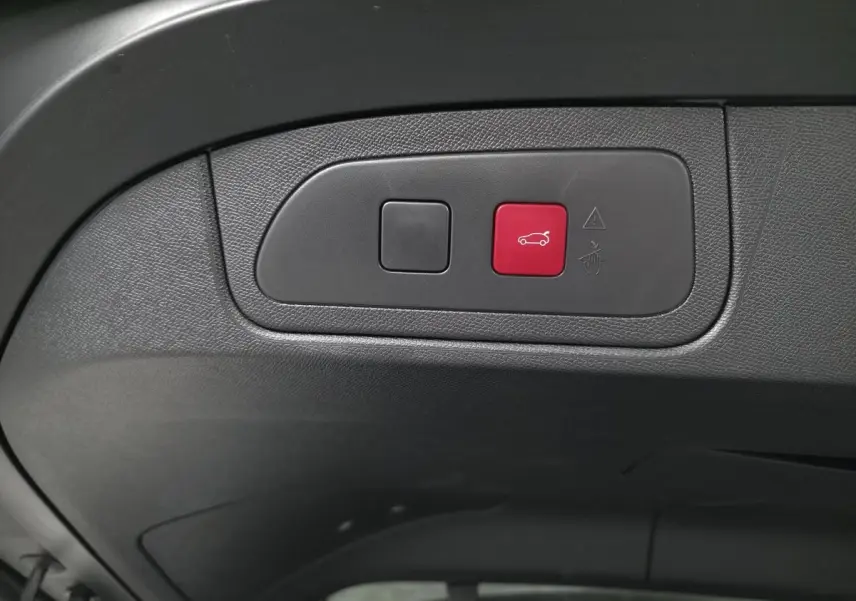 Boutons de commande du hayon motorisé, intérieur noir, DS7 Crossback gris 2025.