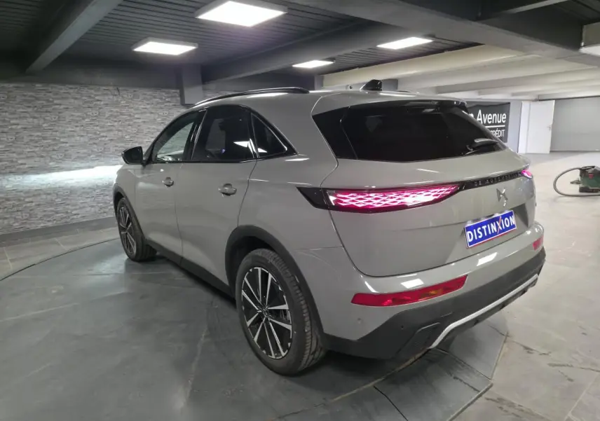 DS7 Crossback gris métallisé vu en 3/4 arrière droit, avec feux arrière LED 3D et jantes alliage noires.