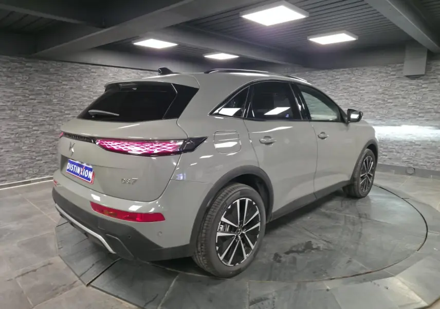 DS7 Crossback gris en 3/4 arrière droit, avec feux arrière LED 3D et jantes alliage 19'' Edinburgh visibles.