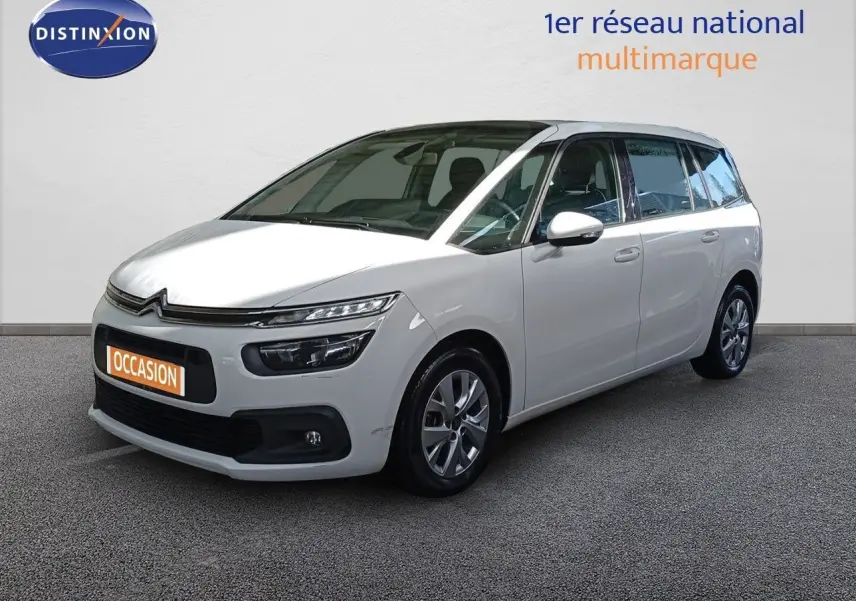 Citroën Grand C4 Picasso blanc vu en 3/4 avant droit avec phares LED et jantes alliage 16 pouces.