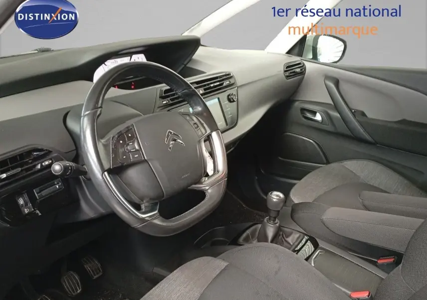 Intérieur du Citroën Grand C4 Picasso II 1.6 BlueHDi 120 diesel, vue côté conducteur avec volant et levier de vitesse manuel.
