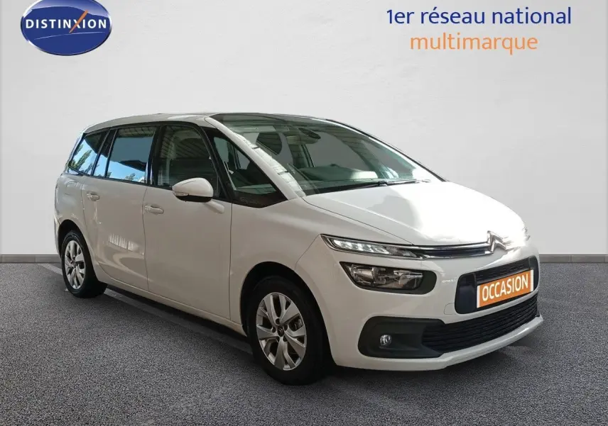 Citroën Grand C4 Picasso blanc en 3/4 avant droit, avec feux LED et calandre noire distinctive.