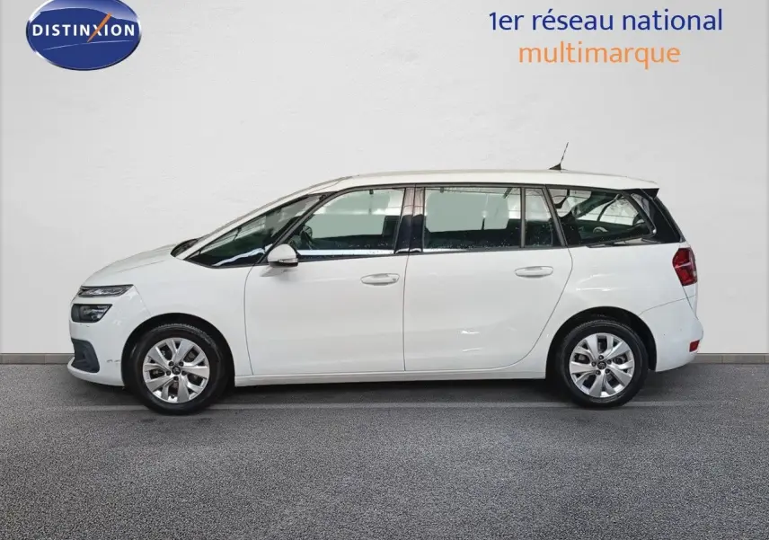 Profil côté gauche d'un Citroën Grand C4 Picasso blanc de 2016, monospace compact à sept places avec jantes alliage.