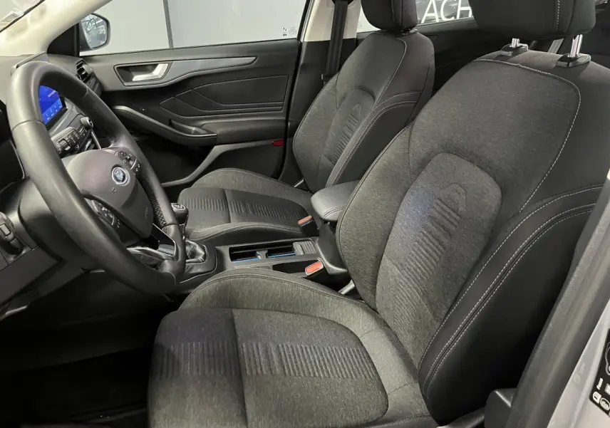Vue intérieure côté conducteur de la Ford Focus 1.0 EcoBoost 2021 avec sièges tissu gris et volant 3 branches Sensico.