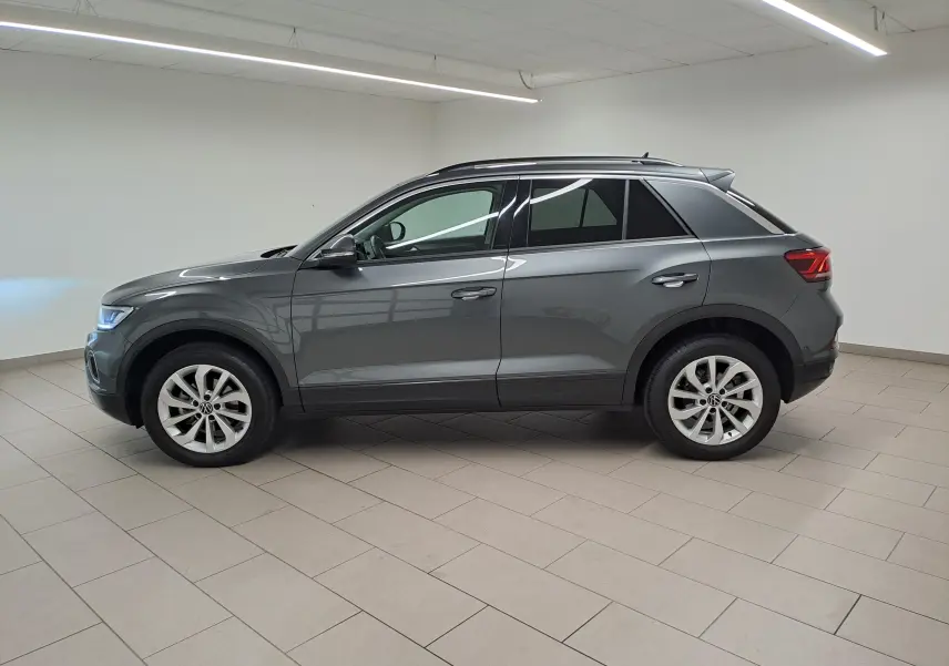 Profil droit du Volkswagen T-Roc 2024 gris Indium avec jantes alliage 17'' Johannesburg dans un intérieur neutre.
