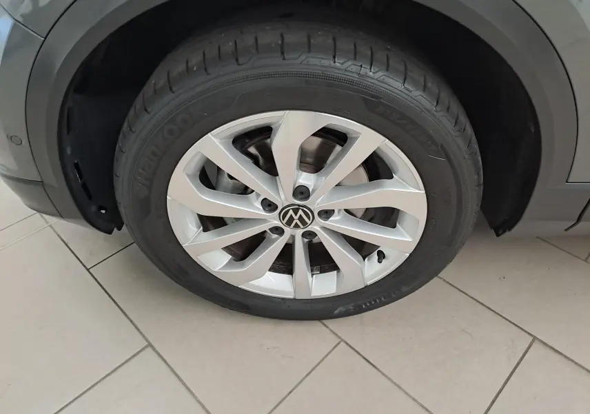 Gros plan sur la jante alliage 17'' Johannesburg d'un Volkswagen T-Roc Gris Indium, vue côté droit.