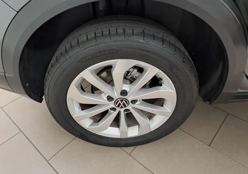 Gros plan sur la jante alliage 17'' Johannesburg du côté gauche d'un Volkswagen T-Roc Gris Indium 2024.