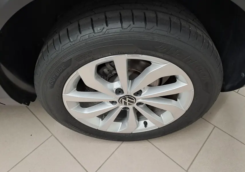 Gros plan sur la jante alliage 17'' Johannesburg et pneu Hankook du Volkswagen T-Roc Gris Indium 2024.