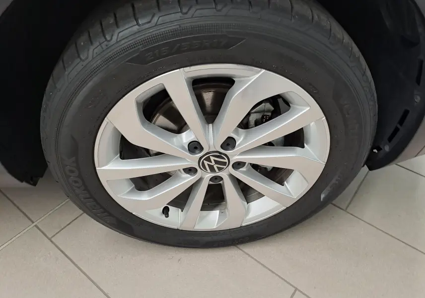 Gros plan sur la jante alliage 17'' Johannesburg avec logo Volkswagen du Volkswagen T-Roc Gris Indium 2024.