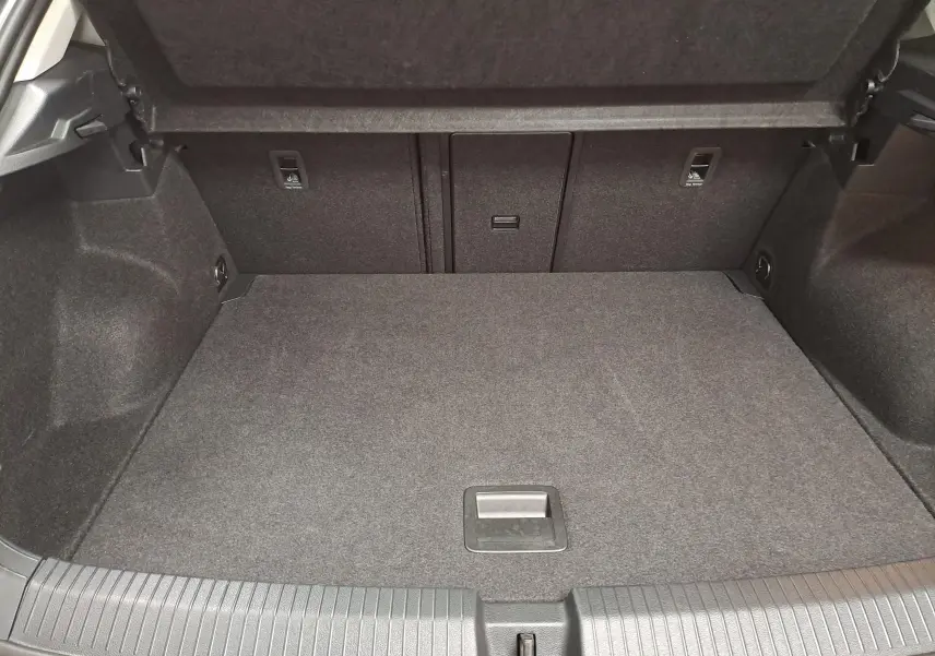 Coffre spacieux et propre du Volkswagen T-Roc 2024, vue intérieure arrière sans chargement visible.