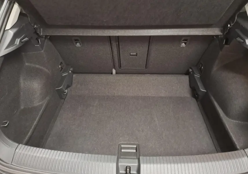 Coffre vide du Volkswagen T-Roc 2024 vu de dessus, montrant un espace de chargement propre et bien agencé.