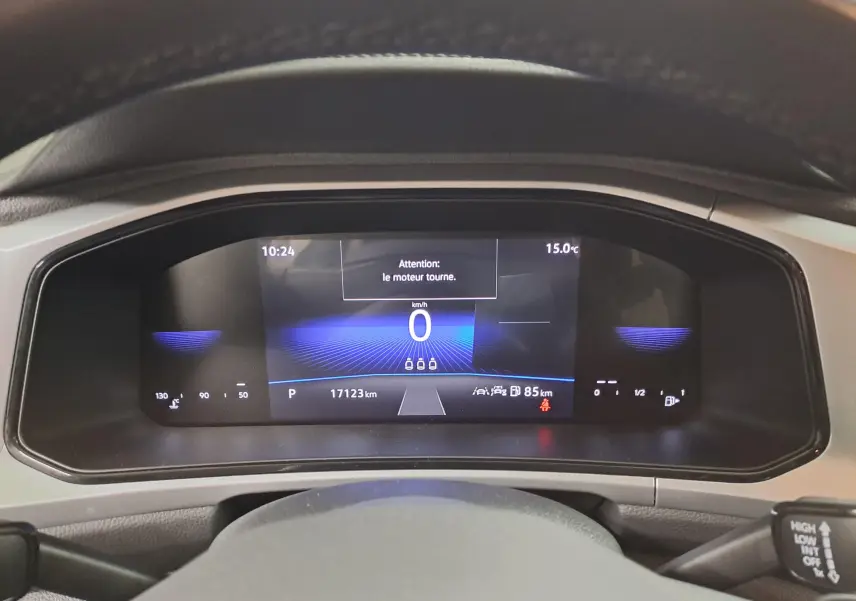 Tableau de bord numérique du Volkswagen T-Roc 1.5 TSI 150 DSG7 LIFE CAMERA affichant vitesse zéro et 17123 km.