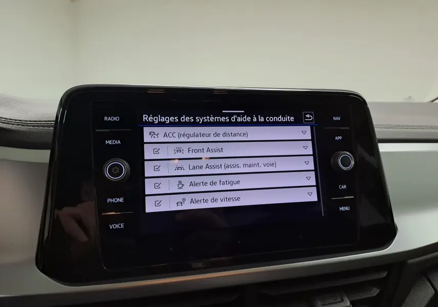 Écran tactile central du Volkswagen T-Roc 2024 montrant les réglages d'aide à la conduite avec interface en français.