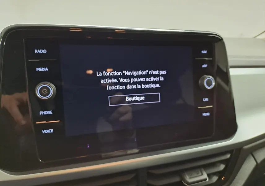 Écran tactile central de la Volkswagen T-Roc 2024 affichant un message d'activation de la fonction navigation.
