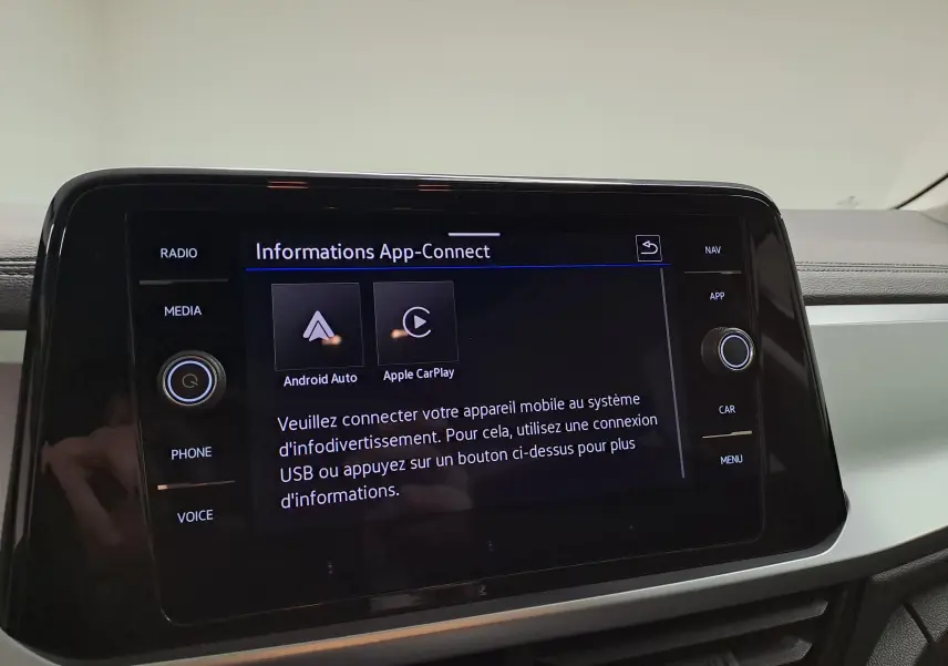 Écran tactile central du Volkswagen T-Roc 2024 affichant les options Android Auto et Apple CarPlay, intérieur moderne.