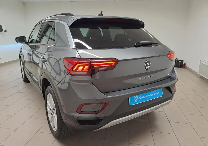 Volkswagen T-Roc gris Indium vu en 3/4 arrière droit, avec feux allumés et jantes alliage 17 pouces Johannesburg.