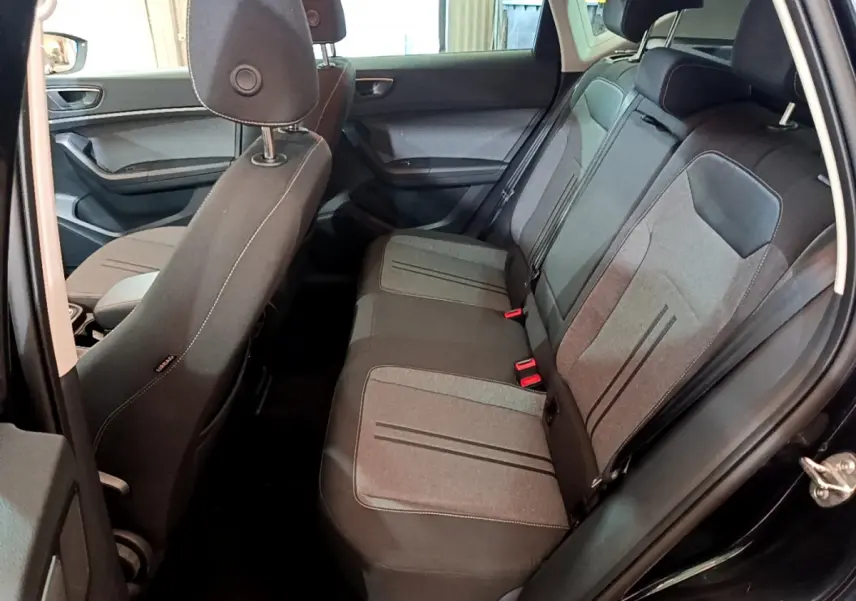 Vue intérieure côté droit sur la banquette arrière grise et noire du SEAT Ateca noir 2022.