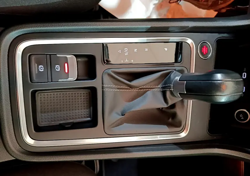 Le levier de vitesse automatique noir et les commandes du frein à main électrique dans le console centrale d'une SEAT Ateca 2022.