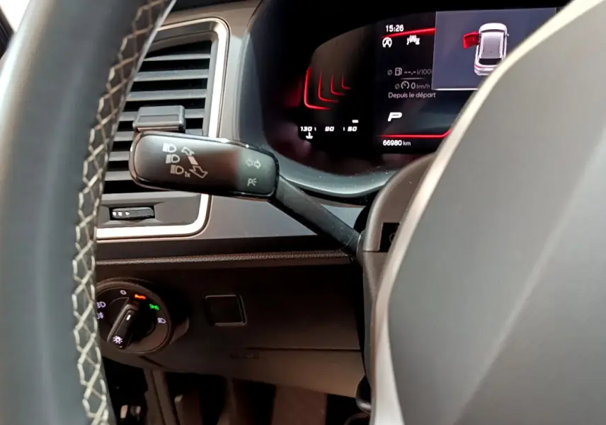 Vue rapprochée du tableau de bord et du volant du SEAT Ateca noir, avec affichage numérique et commandes lumineuses visibles.